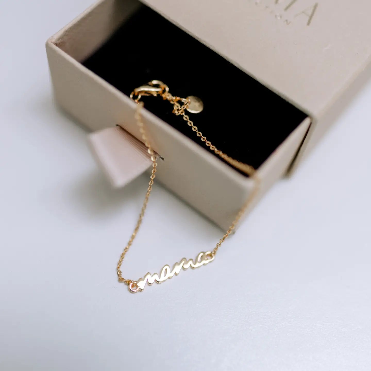 Armbandje "mama" (goud)