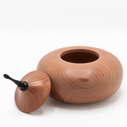 Handgedraaide houten pot met deksel