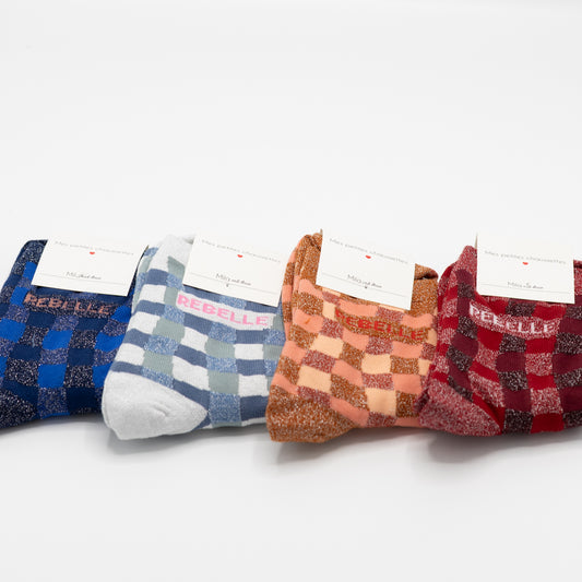 Donkerblauwe, hippe sokken met opschrift REBELLE