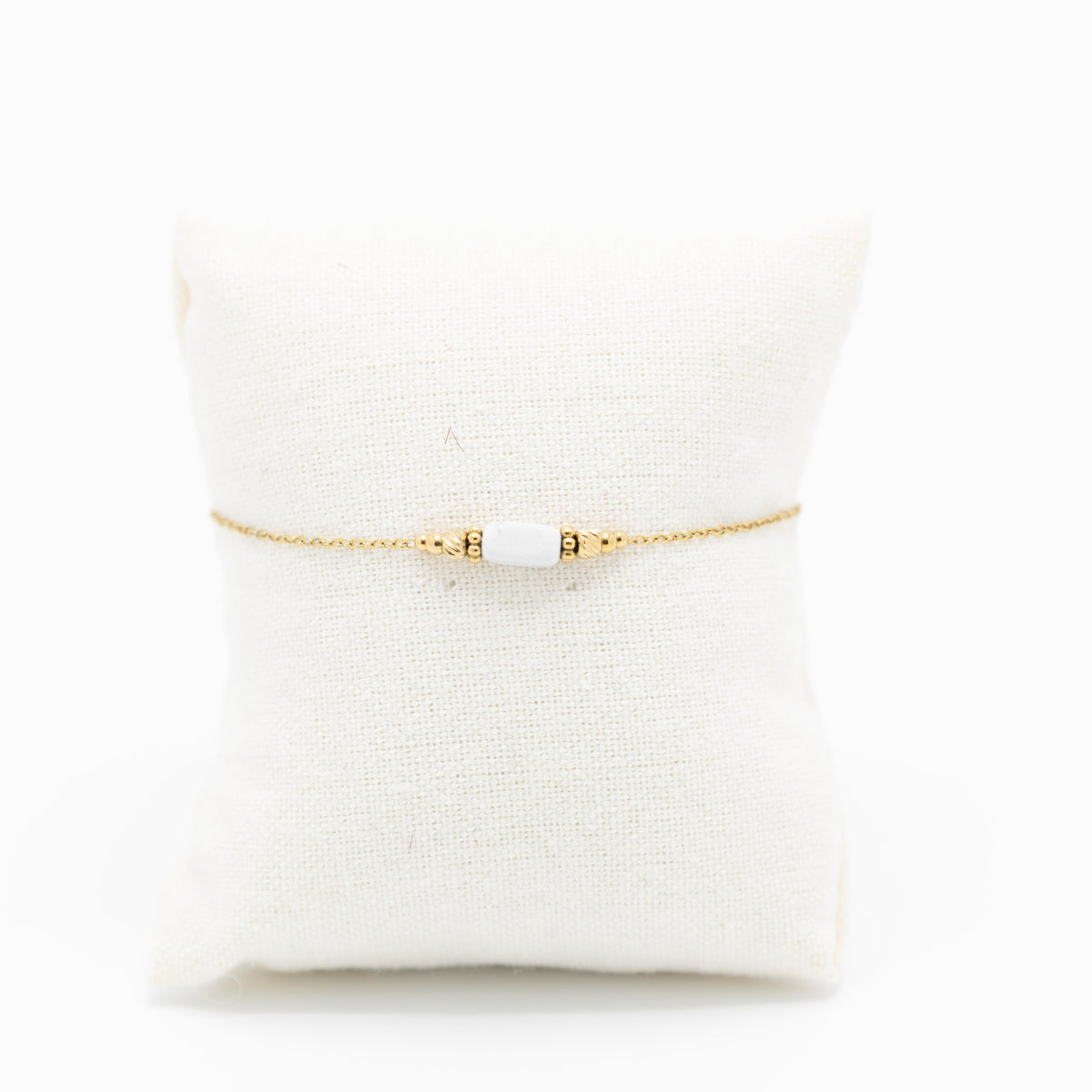 Armbandje met mineraalsteentje