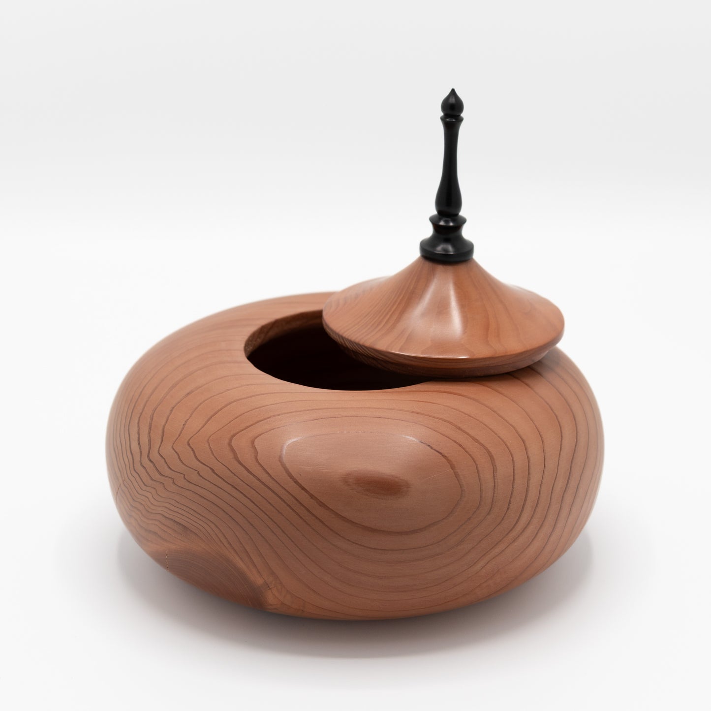 Handgedraaide houten pot met deksel