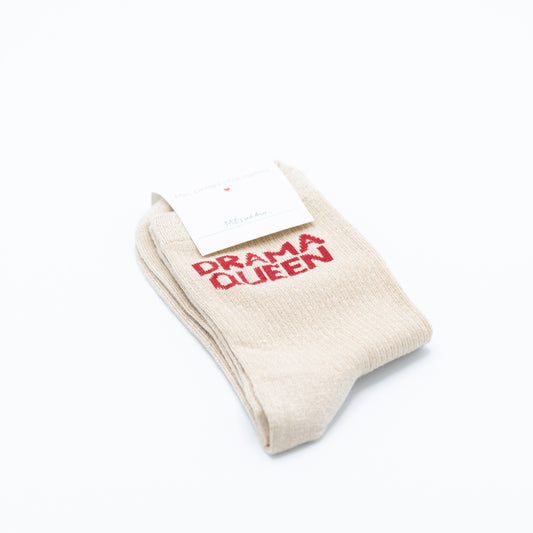 Beige hippe sokken met opschrift DRAMA QUEEN