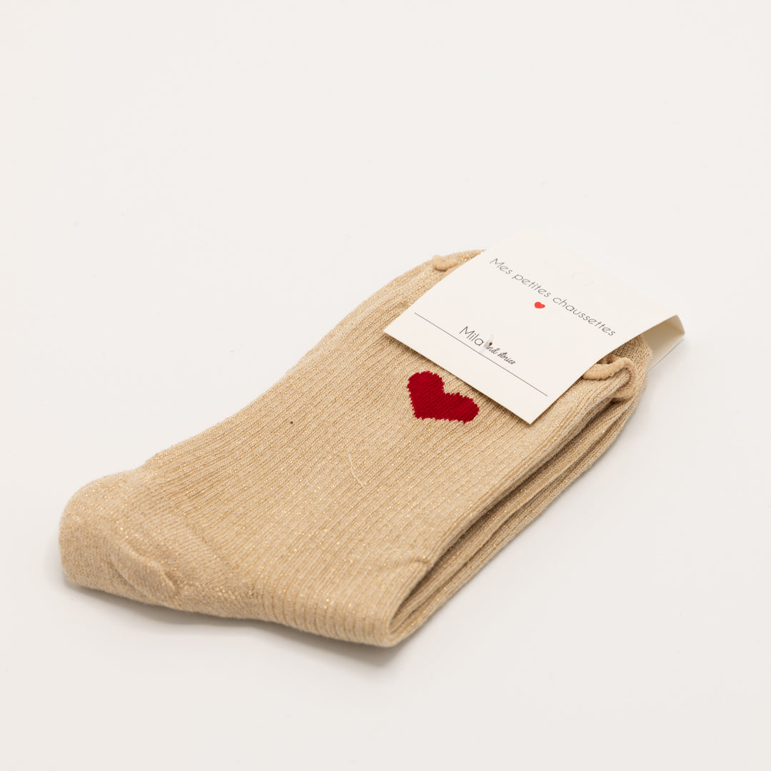 Beige, hippe sokken met een rood hartje