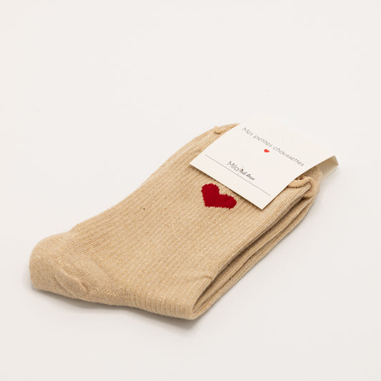 Beige, hippe sokken met een rood hartje