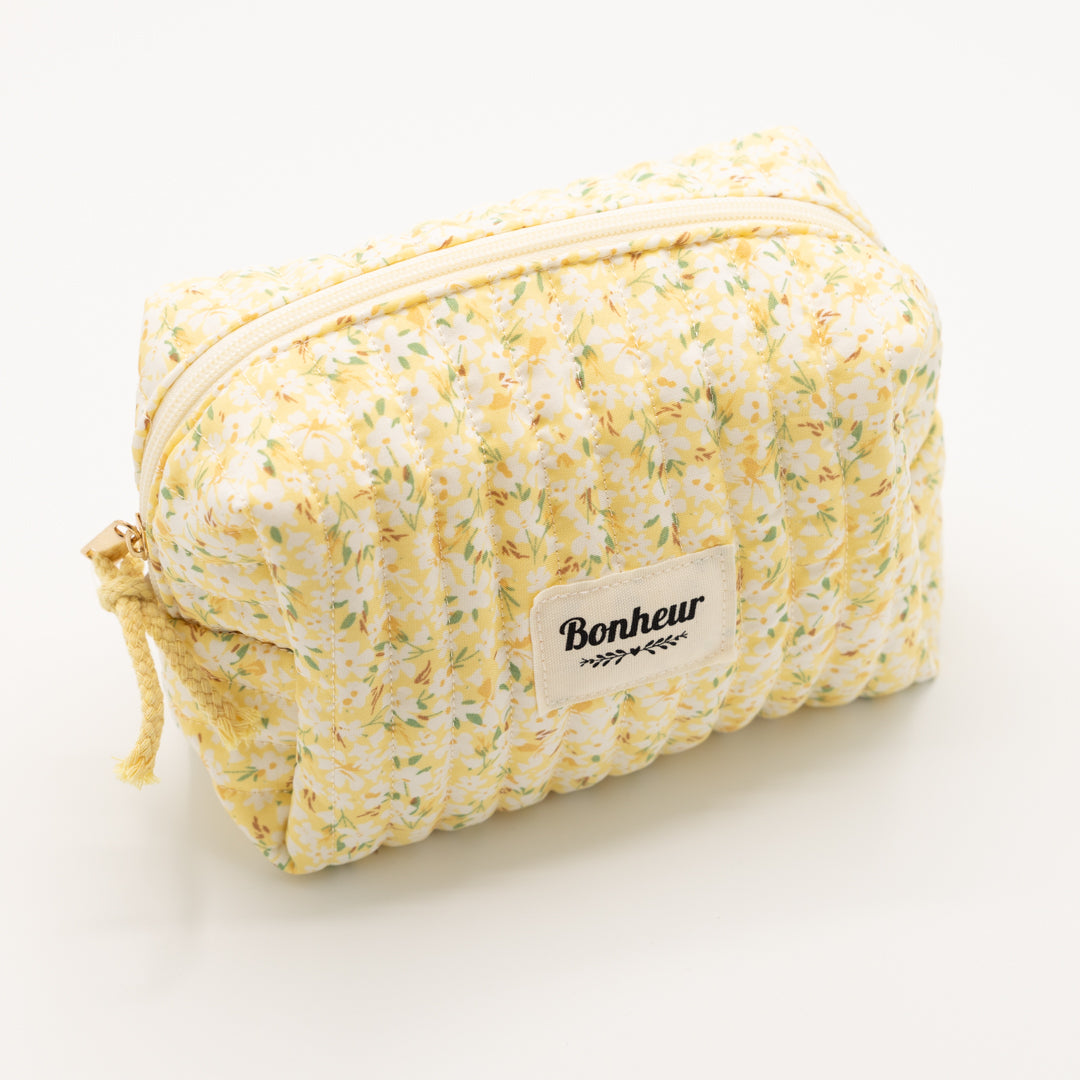 Gele toilettas met bloemetjes