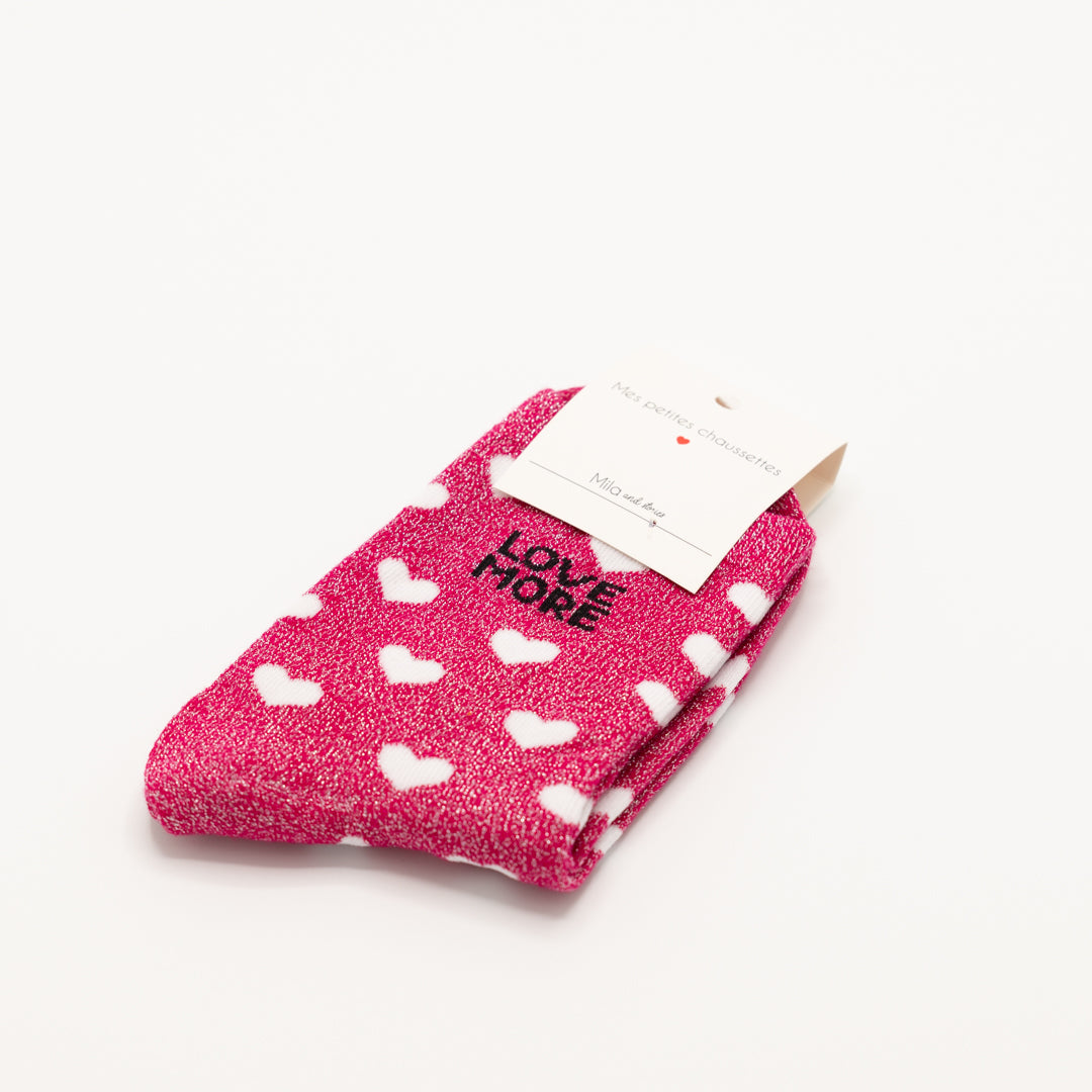 Roze, hippe sokken met witte hartjes en opschrift LOVE MORE