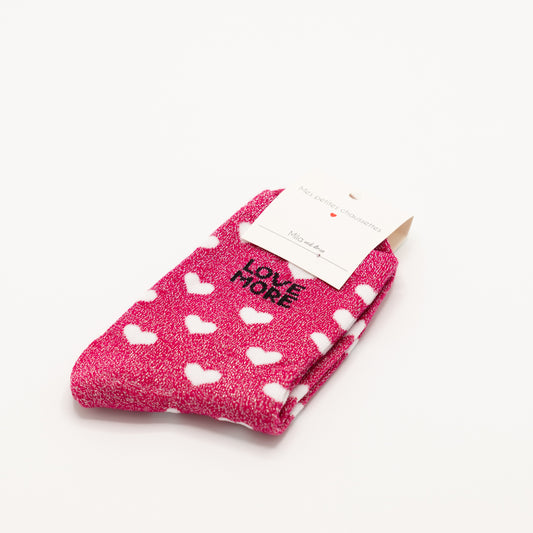 Roze, hippe sokken met witte hartjes en opschrift LOVE MORE