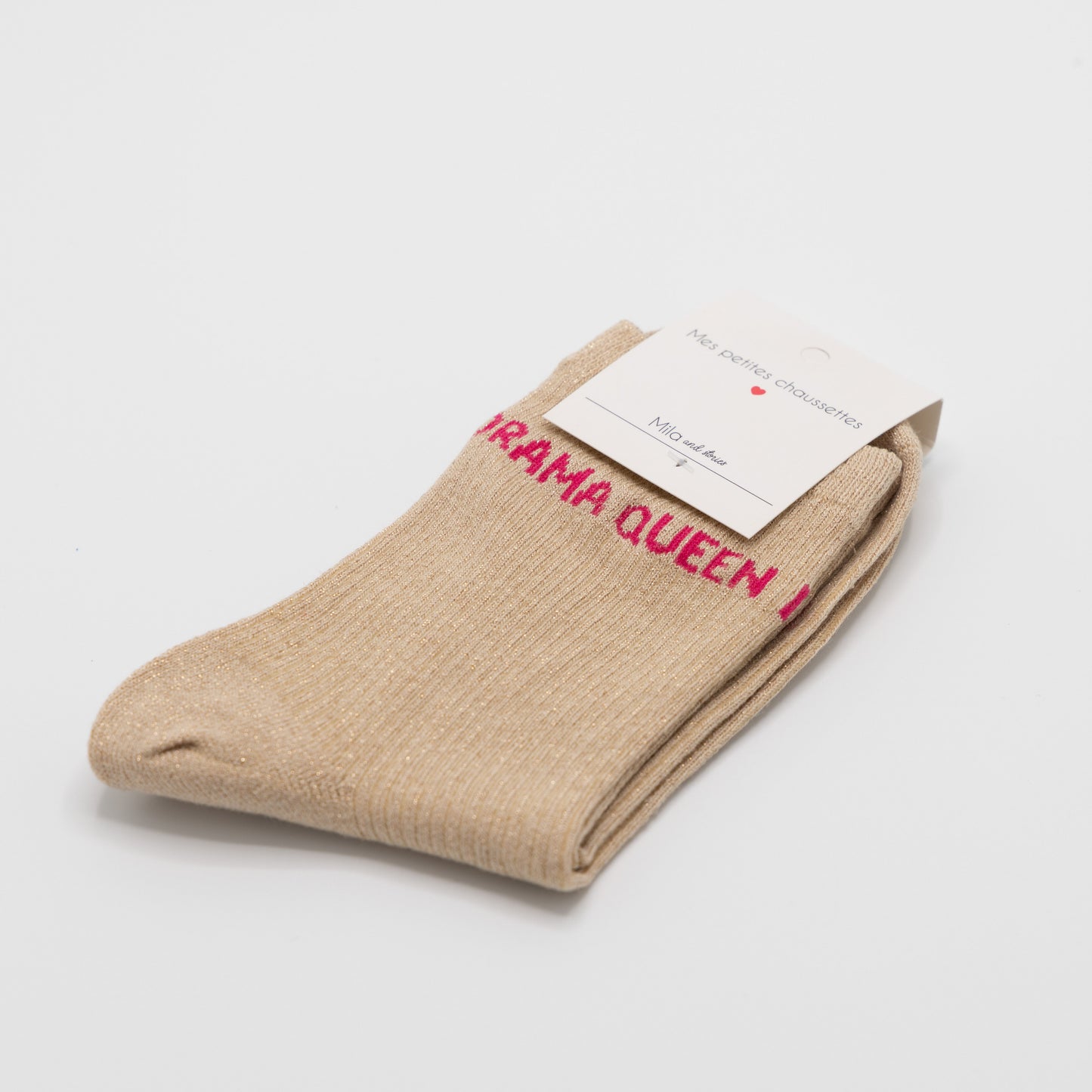 Beige, hippe sokken met fuchsia opschrift DRAMA QUEEN