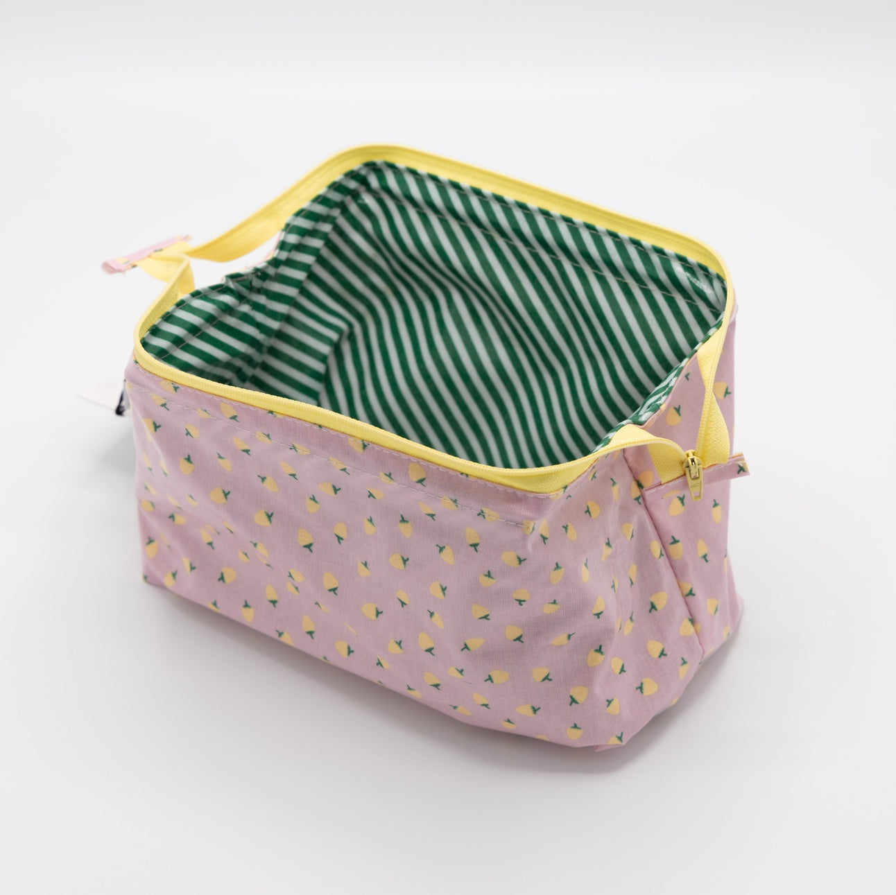 Toiletzak met gele aardbeitjes