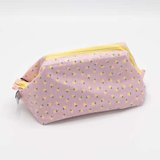Toiletzak met gele aardbeitjes