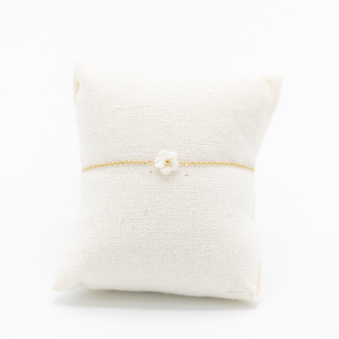 Armband met parelmoer bloemetje