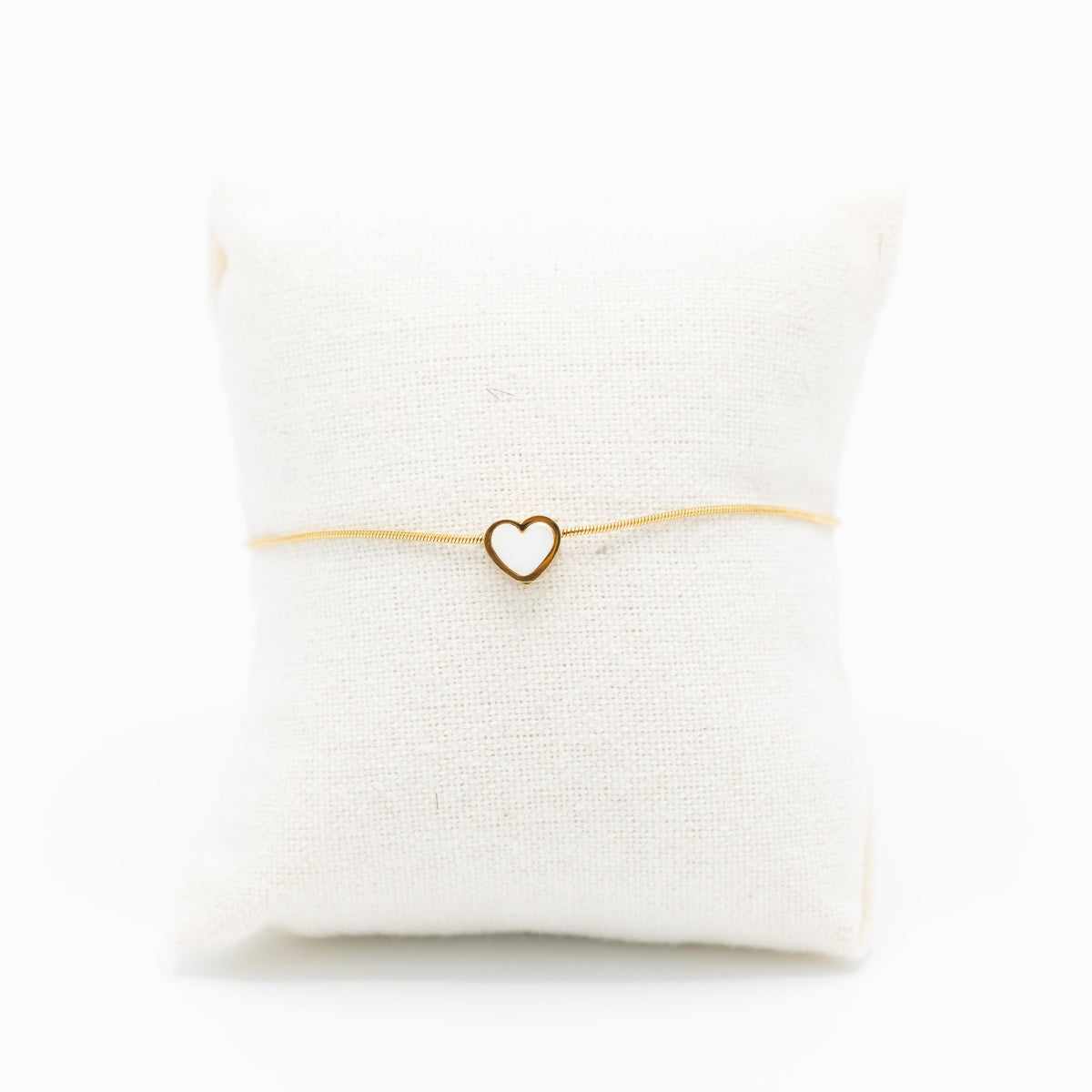 Armbandje met wit hartje