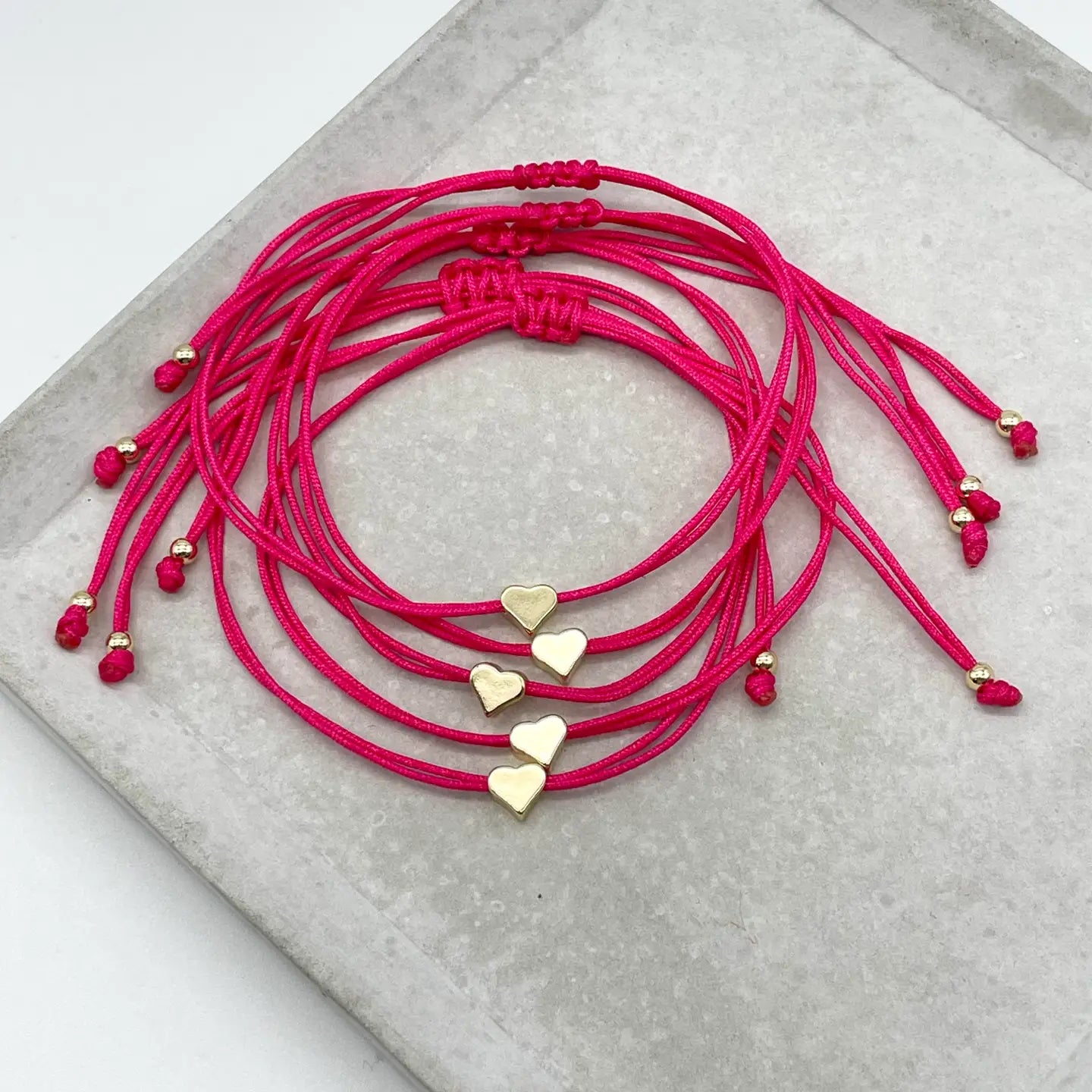 Armbandje met hartje (fel roze)